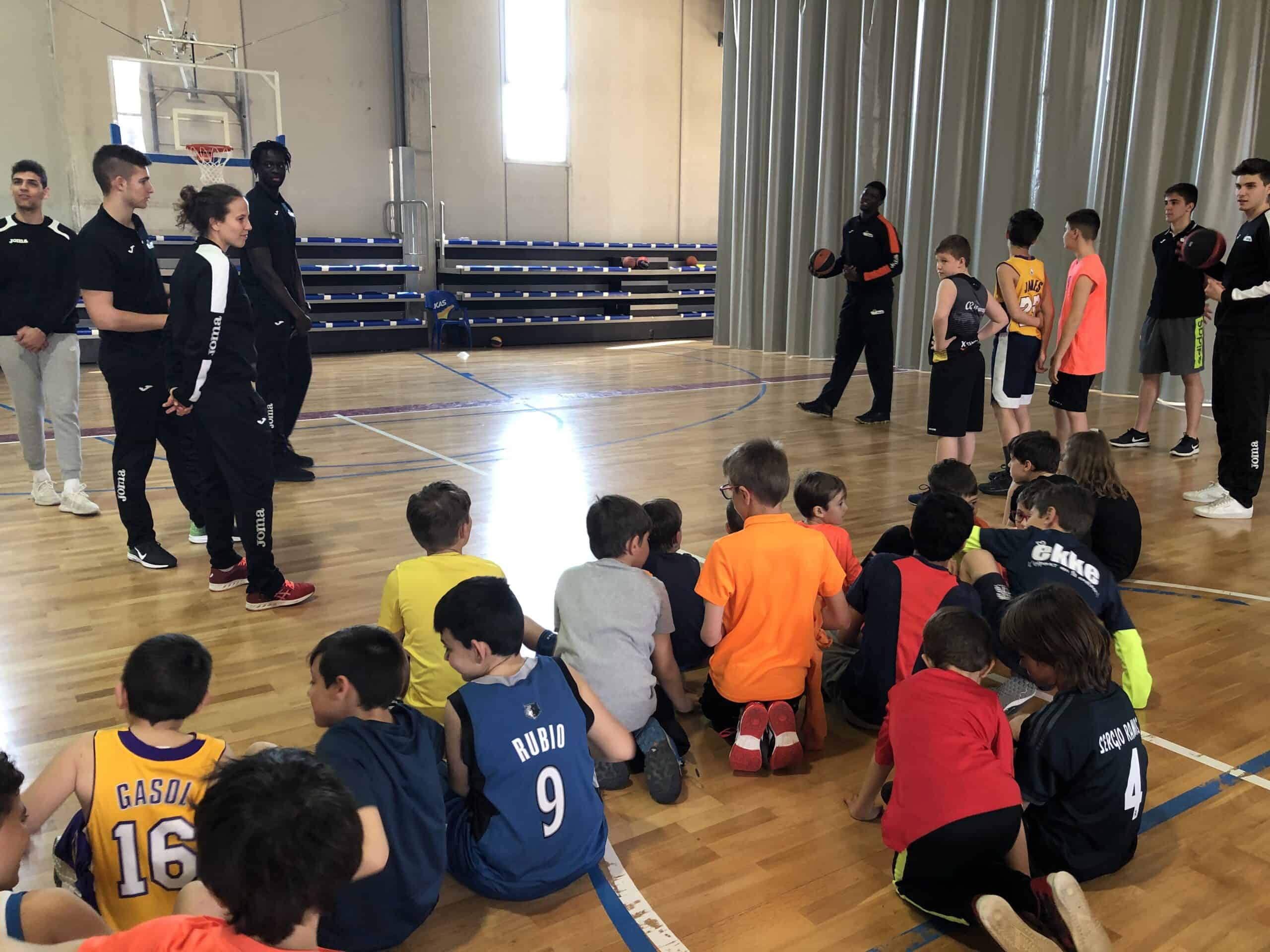 Ablaye Mbaye i Massine Fall visiten els nens i nenes del Campus de Setmana Santa del Força Lleida