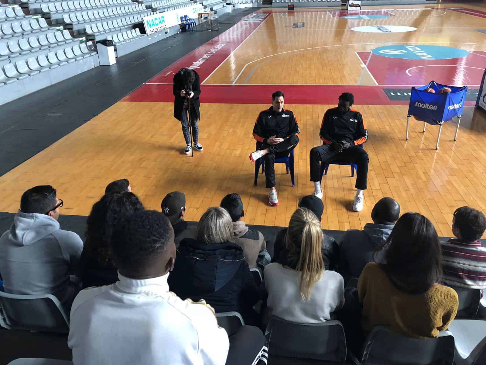 Miki Feliu i Ablaye Mbaye parlen dels valors i el treball en equip als usuaris del Programa Reincorpora