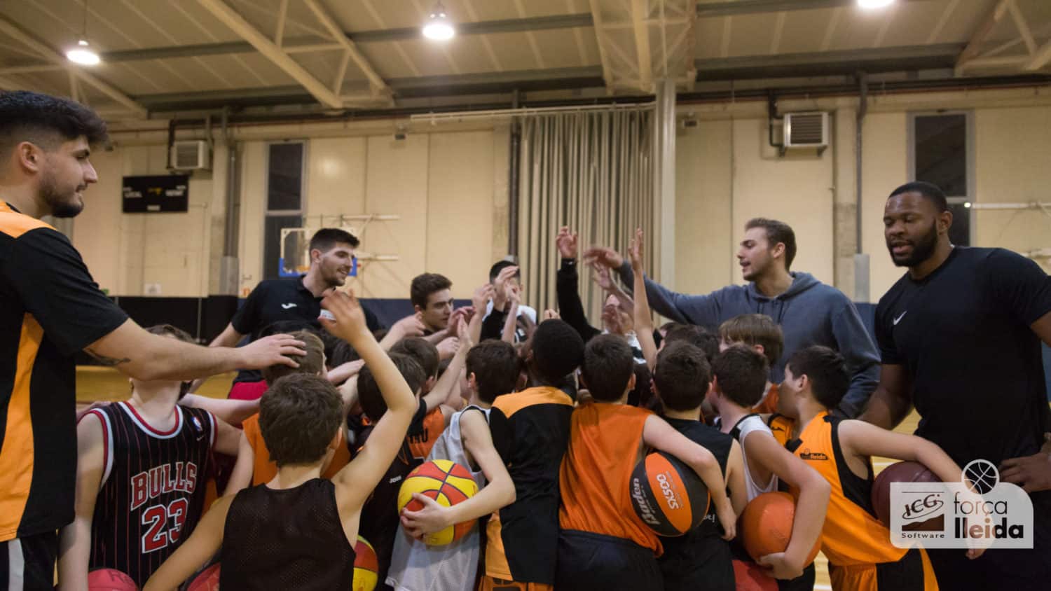 Els jugadors del ICG Força Lleida amb la base