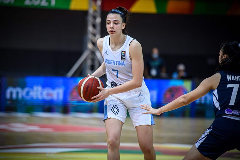 Magalí Vilches, con la selección argentina absoluta femenina para el AmeriCup