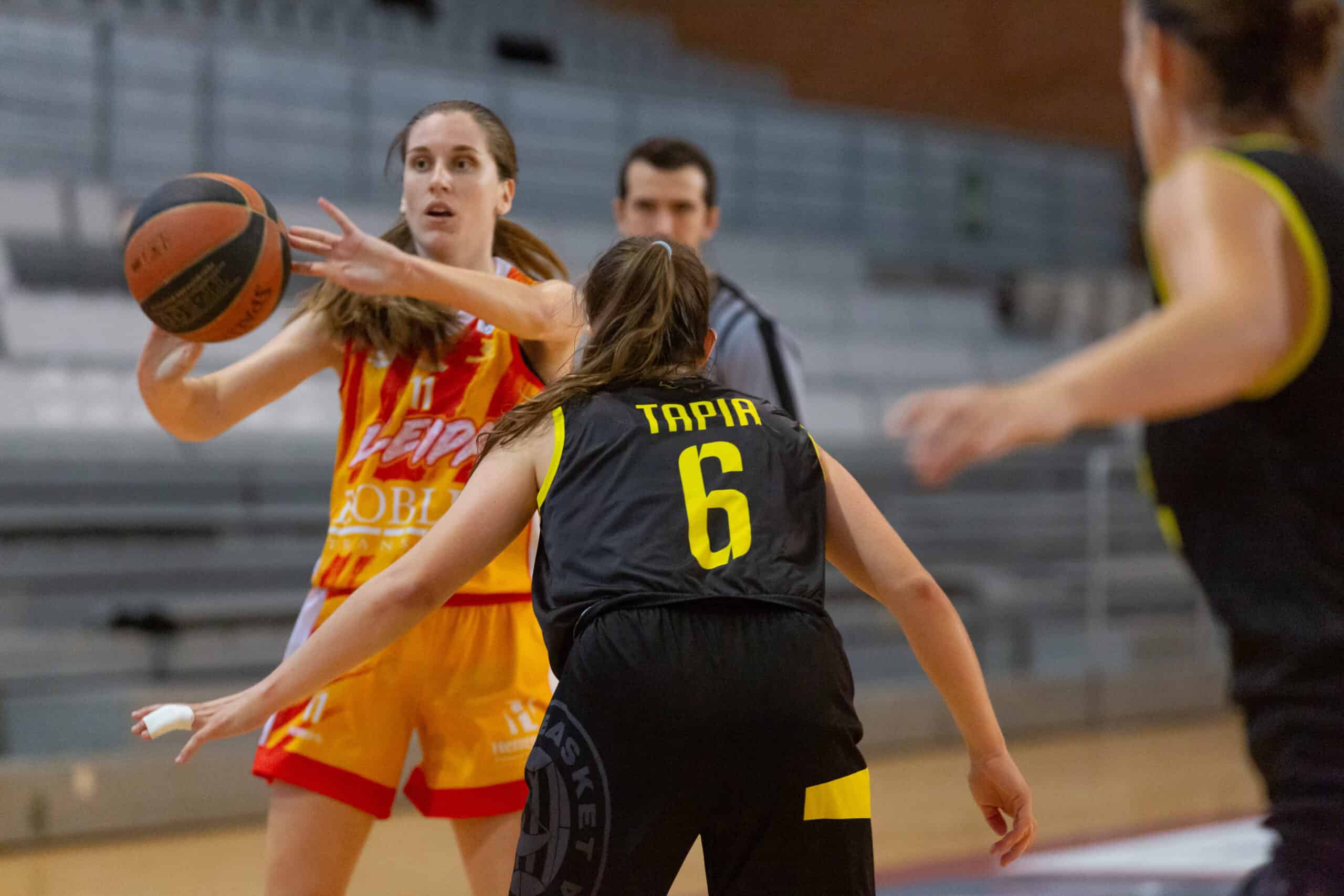 Victoria trabajada y de equipo en el primer partido oficial de la temporada (77-46)