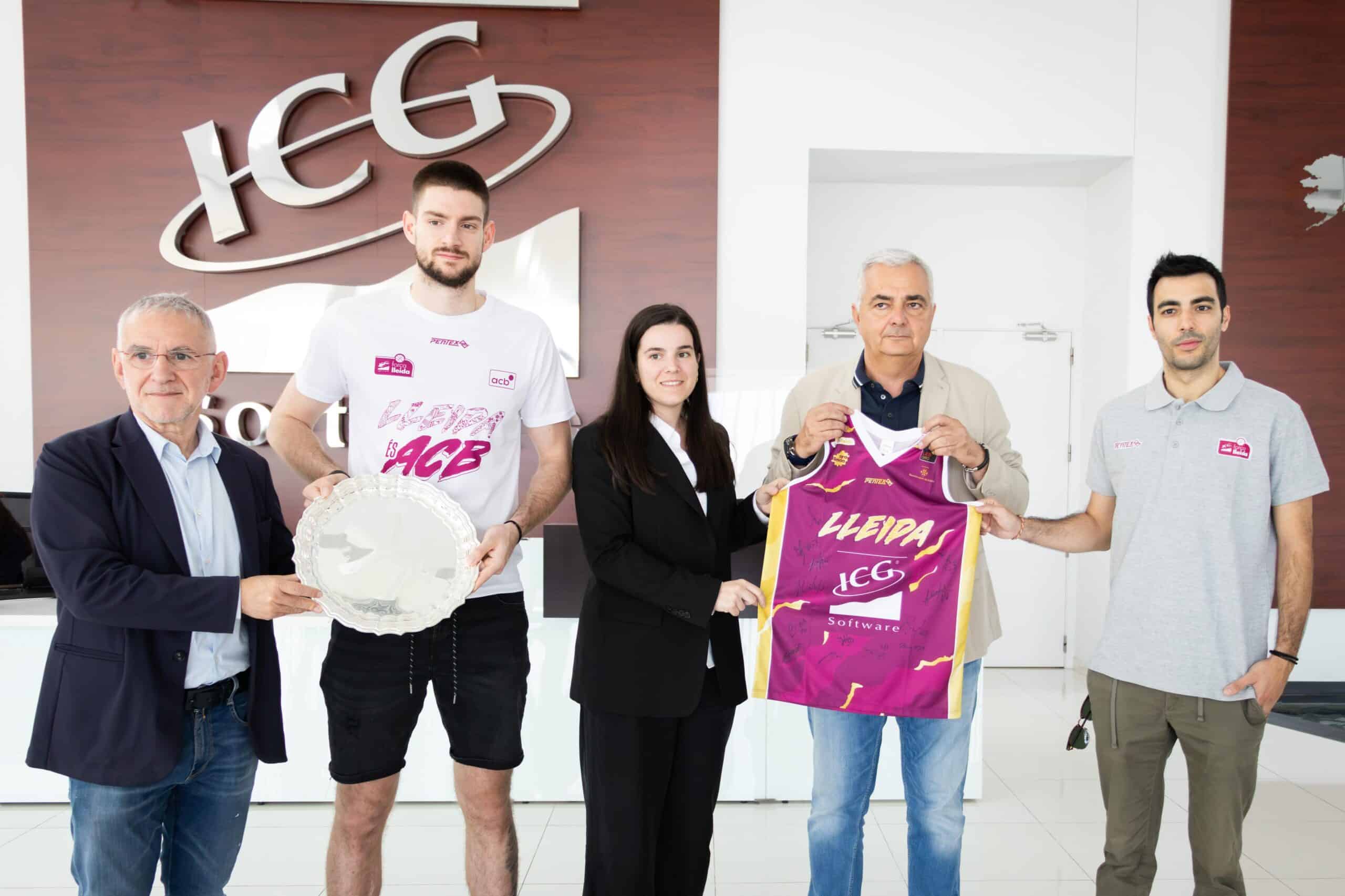 Visitamos ICG Software para entregar simbólicamente el trofeo de campeones de la Final Four