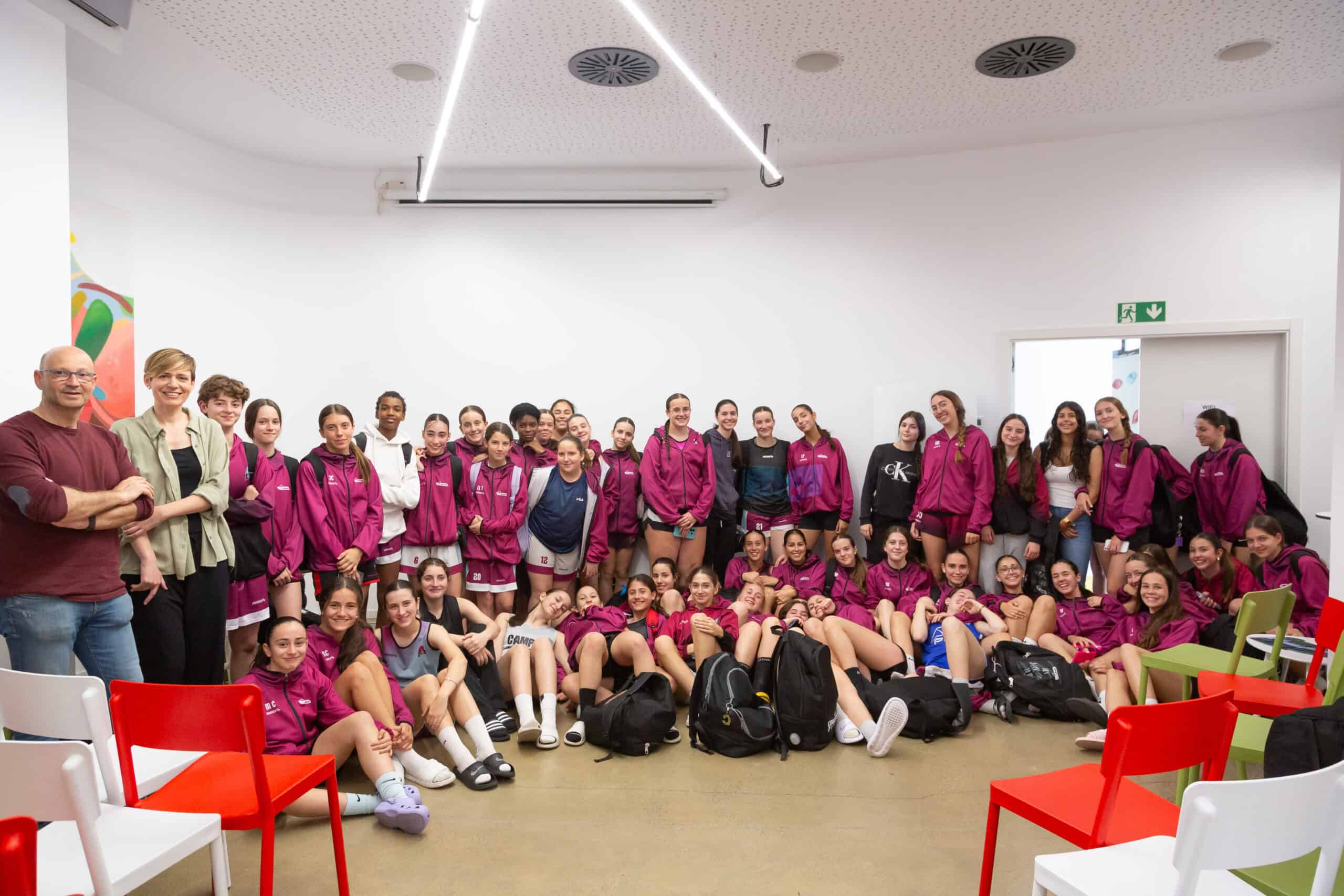 Tratamos la «Salud menstrual en el deporte» con deportistas y staff de los equipos de la base