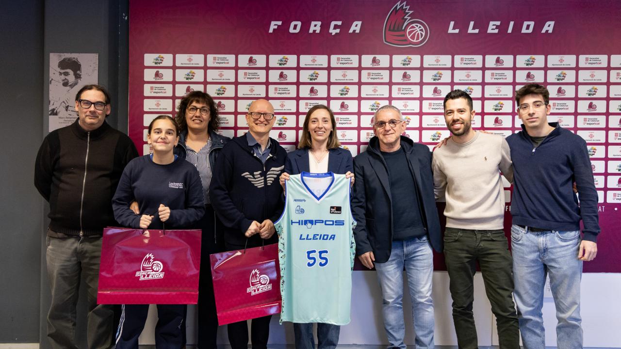 El Força Lleida entrega las camisetas especiales a los aficionados que hicieron una donación a AFANOC